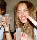 Lindsay Lohan nem bulizik, nem iszik