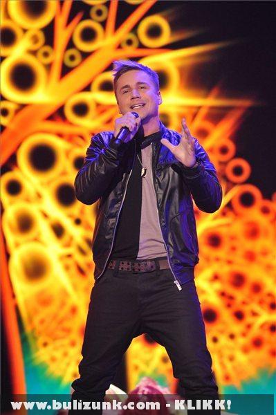 Gyurcsik Tibi énekli Mozi szélesvásznon címû számát az 57. Eurovíziós Dalfesztivál hazai második elõdöntõjén
