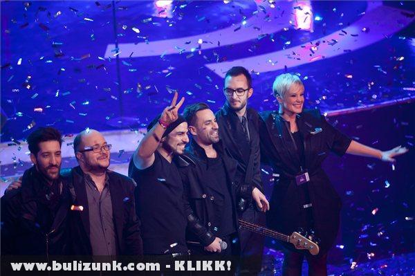 A Compact Disco együttes tagjai ünneplik gyõzelmüket a színpadon, miután megnyerték az 57. Eurovíziós Dalfesztivál hazai versenyének döntõjét